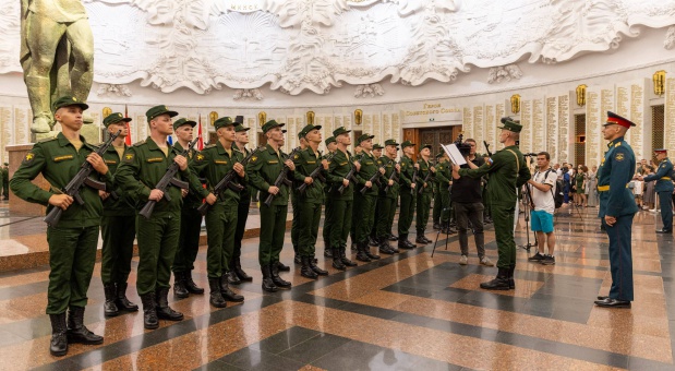 Новобранцы Преображенского полка из Смоленска приняли присягу в московском Музее Победы